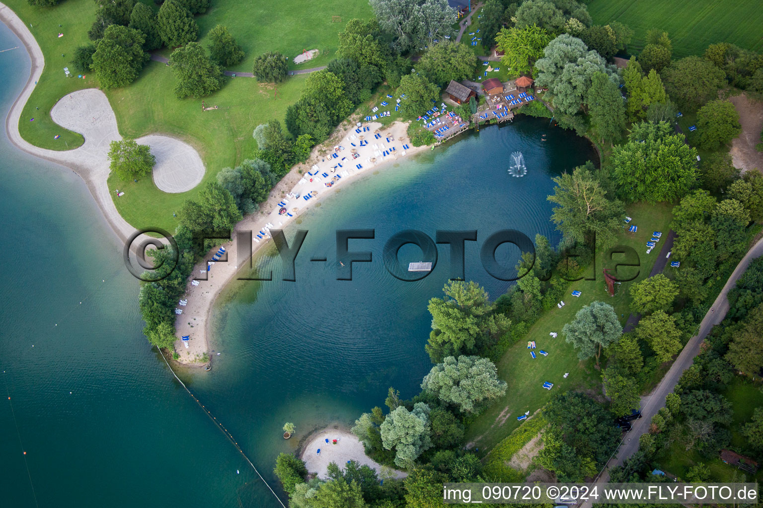 Vue aérienne de Baigneurs sur les pelouses de la baie du lac naturel de la piscine aventure MIRAMAR à le quartier Lützelsachsen in Weinheim dans le département Bade-Wurtemberg, Allemagne