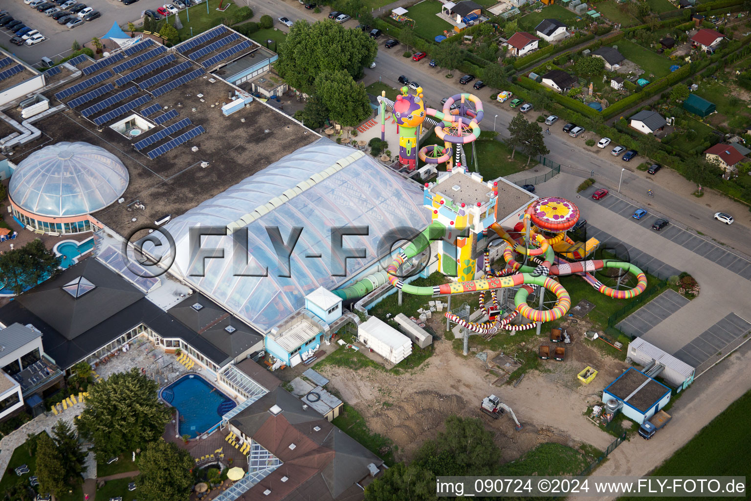 Vue aérienne de Espace extérieur avec toboggan de la piscine aventure MIRAMAR à le quartier Lützelsachsen in Weinheim dans le département Bade-Wurtemberg, Allemagne