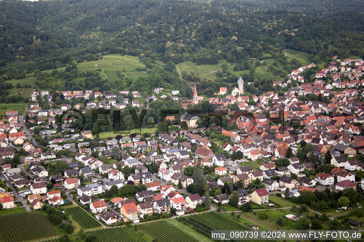 Vue aérienne de Du nord-ouest à le quartier Leutershausen in Hirschberg an der Bergstraße dans le département Bade-Wurtemberg, Allemagne