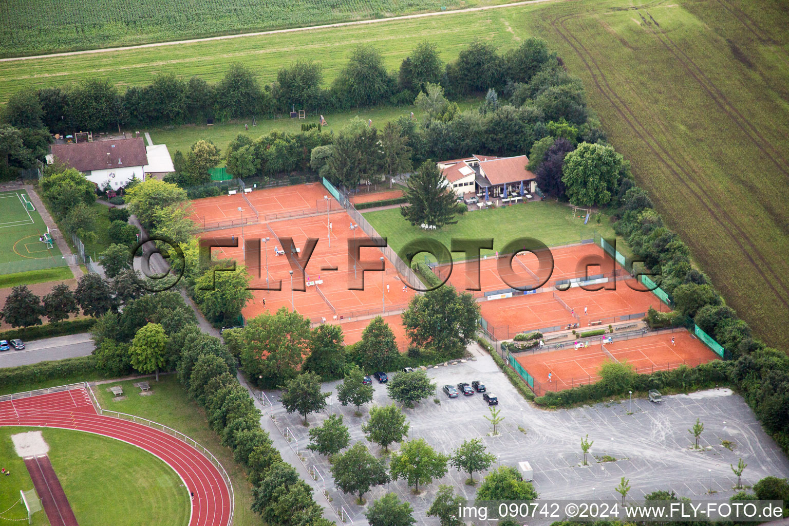 Vue aérienne de Terrains de tennis à le quartier Leutershausen in Hirschberg an der Bergstraße dans le département Bade-Wurtemberg, Allemagne