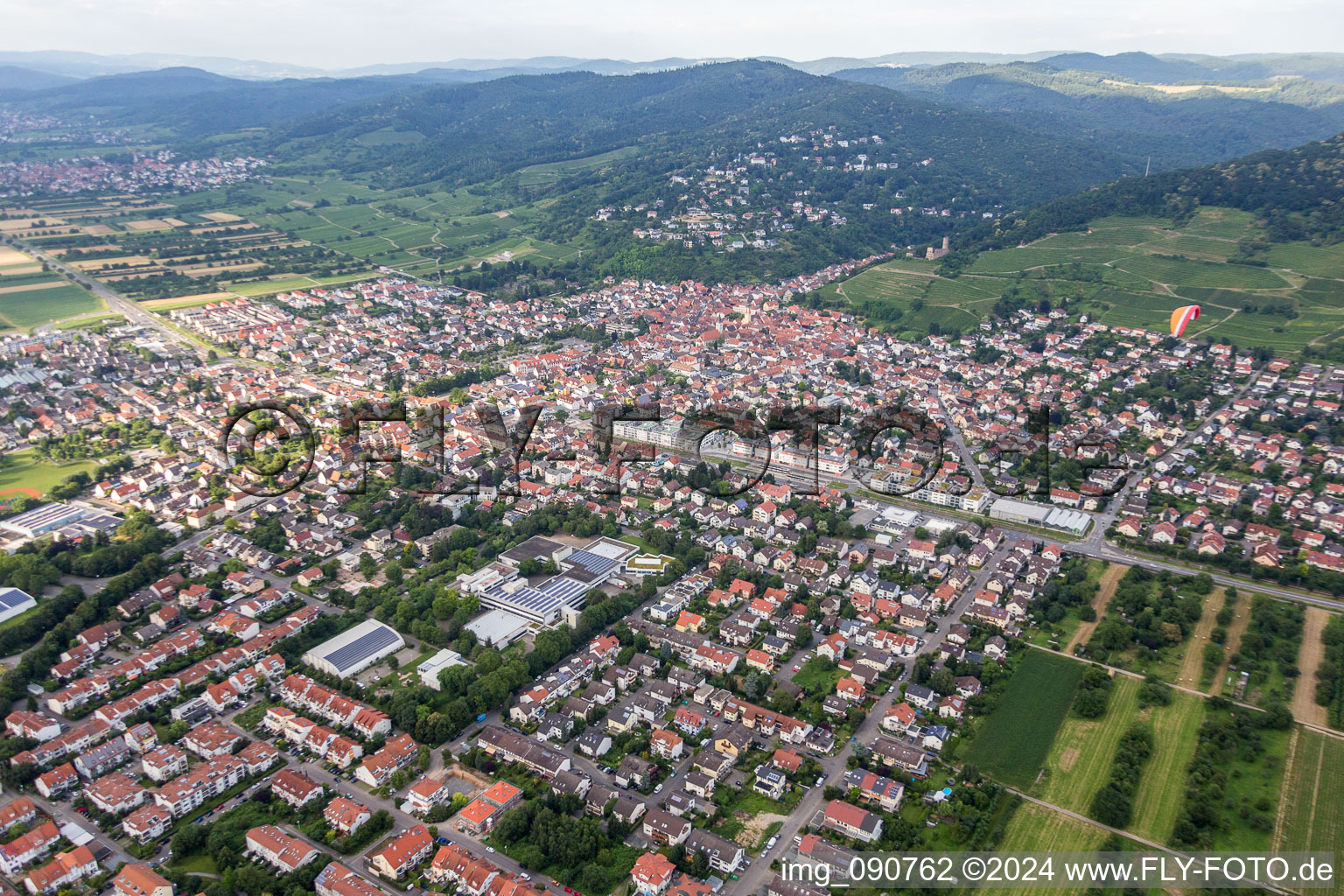 Vue aérienne de Vue des rues et des maisons des quartiers résidentiels à Schriesheim dans le département Bade-Wurtemberg, Allemagne