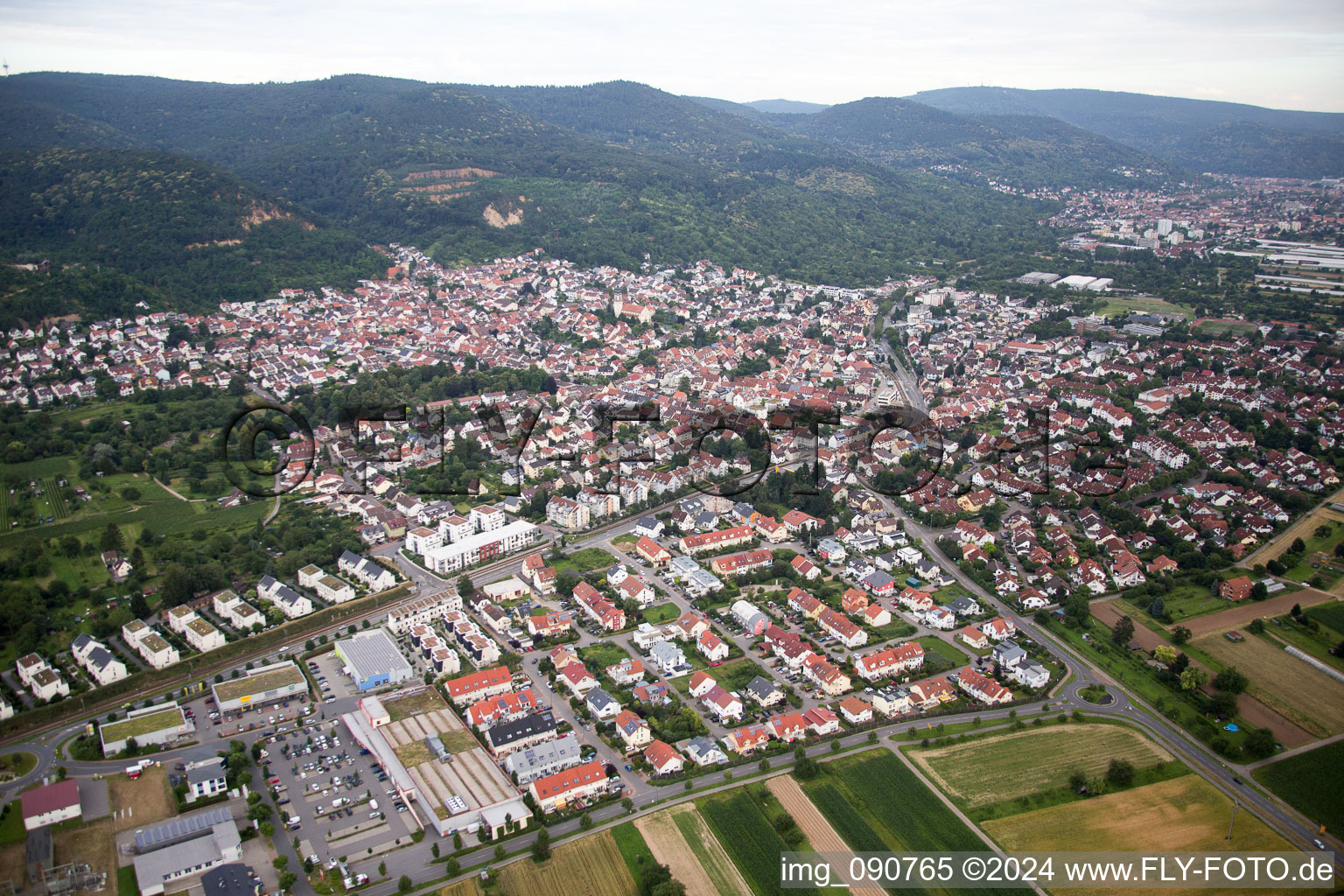 Vue aérienne de Vue des rues et des maisons des quartiers résidentiels à Dossenheim dans le département Bade-Wurtemberg, Allemagne