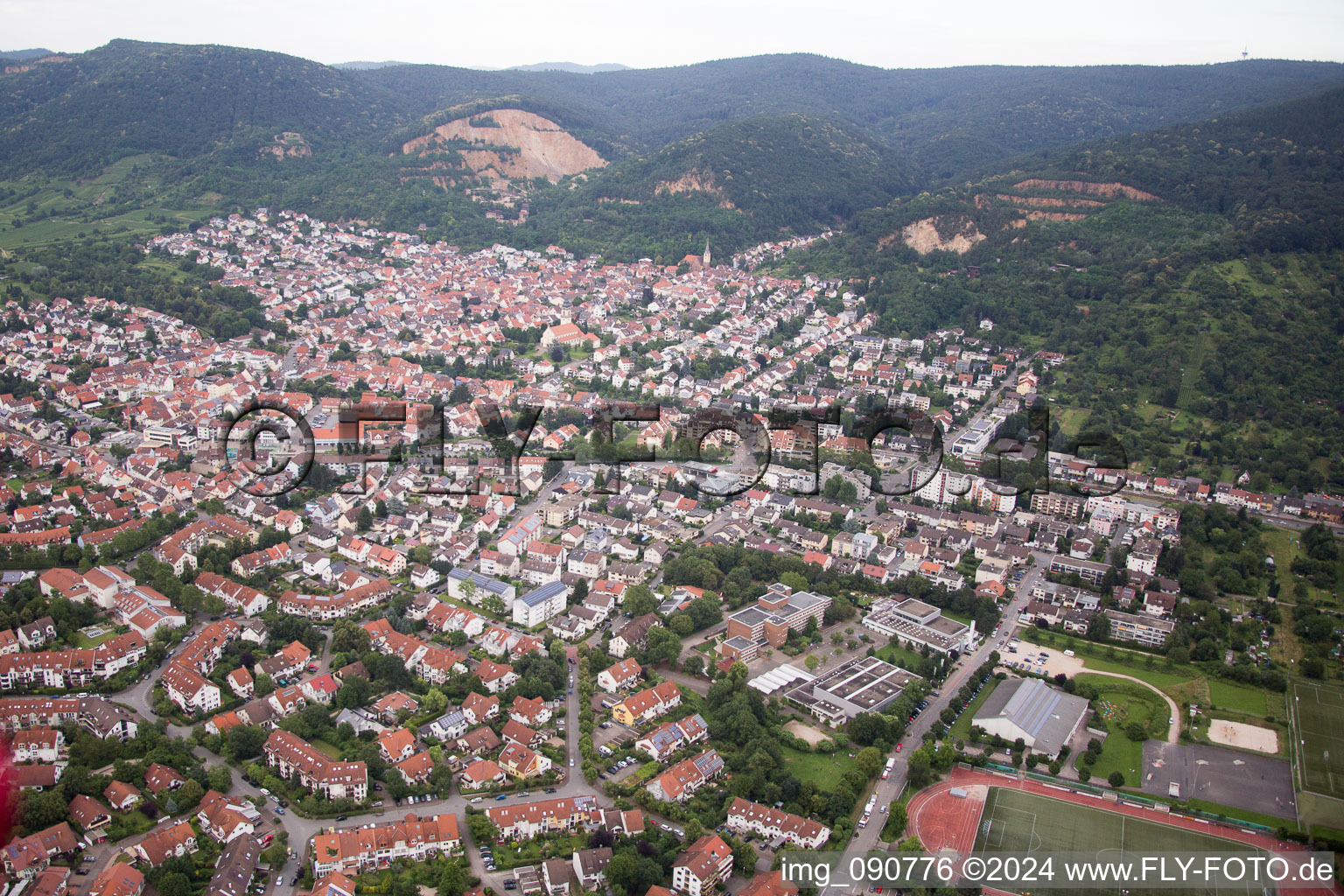 Vue aérienne de Vue des rues et des maisons des quartiers résidentiels à Dossenheim dans le département Bade-Wurtemberg, Allemagne