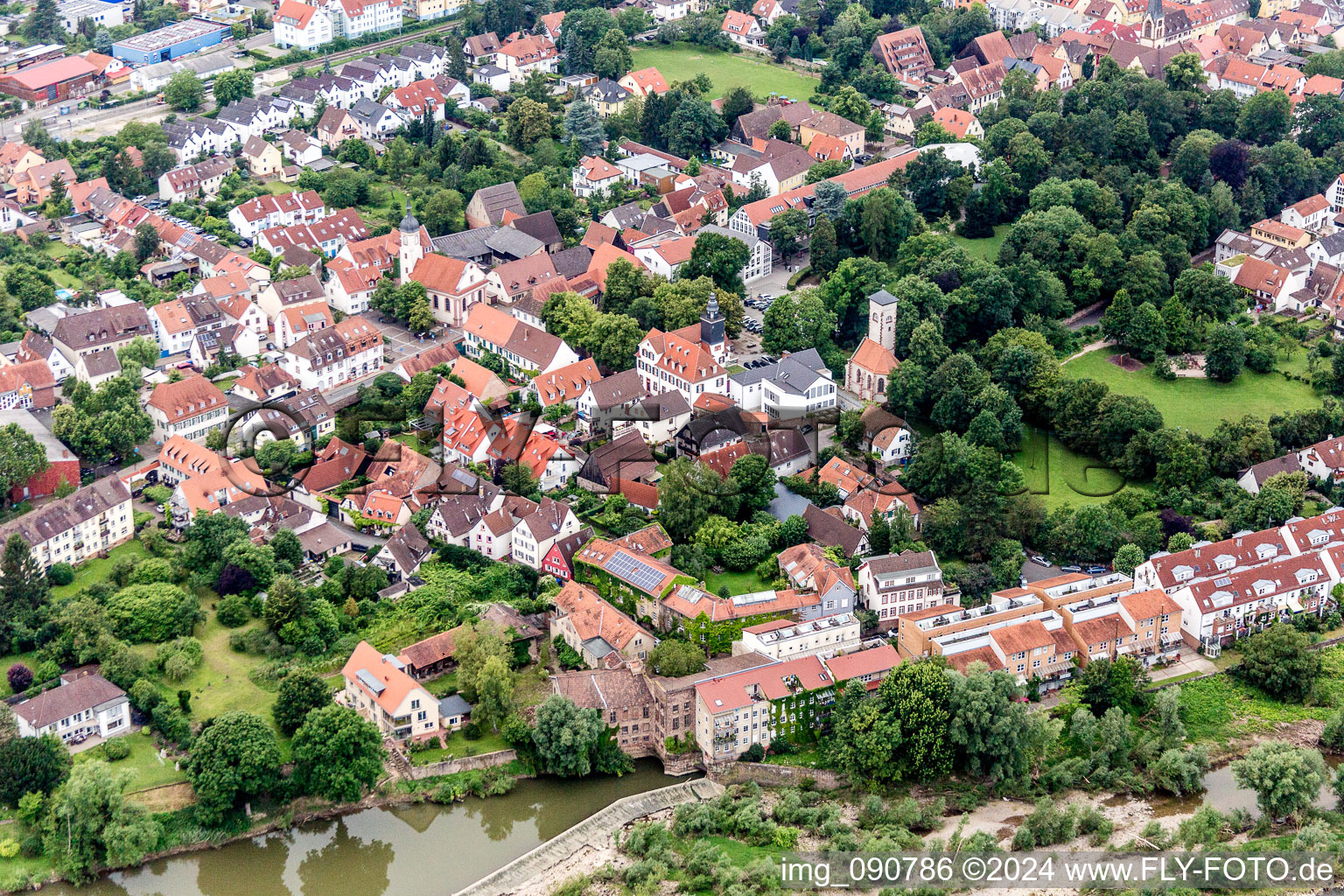 Vue aérienne de Surfaces des berges du Neckar en Wieblingen à le quartier Wieblingen in Heidelberg dans le département Bade-Wurtemberg, Allemagne