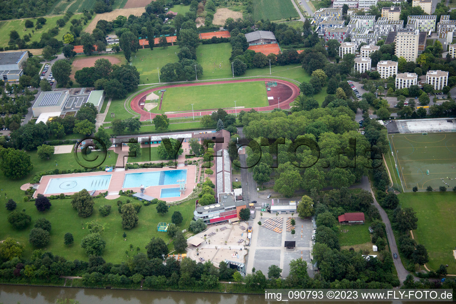 Vue aérienne de Tiergartenbad à le quartier Handschuhsheimer in Heidelberg dans le département Bade-Wurtemberg, Allemagne