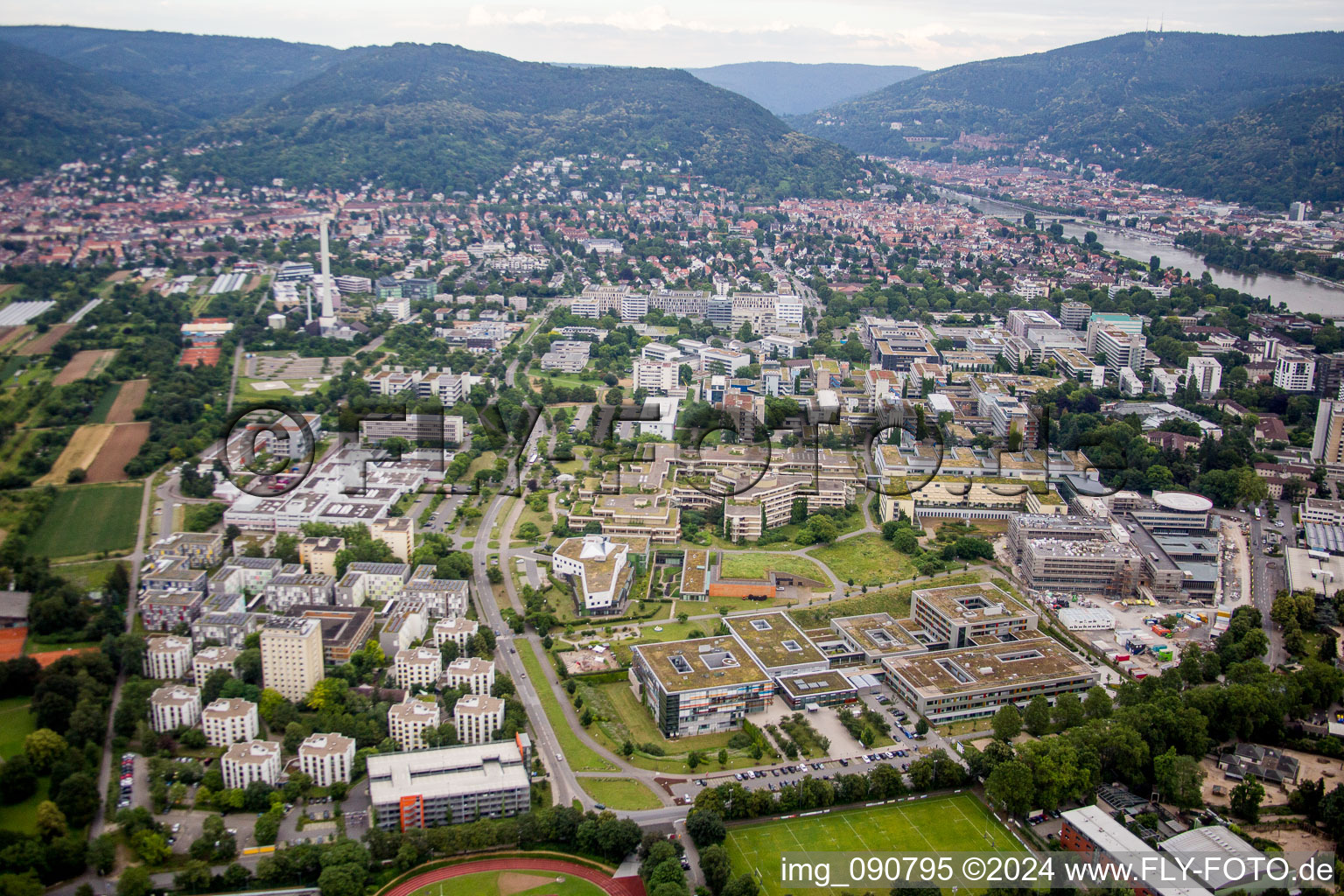 Vue aérienne de Terrain de la clinique de l'hôpital Kopfklinik, clinique neurologique, centre national des maladies tumorales - clinique universitaire radiologique NCT dans le district de Handschuhsheimer Feld à le quartier Neuenheim in Heidelberg dans le département Bade-Wurtemberg, Allemagne