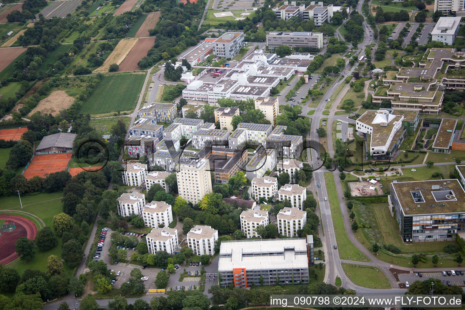 Vue aérienne de Bâtiment de résidence étudiante Résidence étudiante INF 681 et Centre d'études international (ISZ) dans le quartier de Handschuhsheimer Feld à le quartier Klausenpfad-Süd in Heidelberg dans le département Bade-Wurtemberg, Allemagne