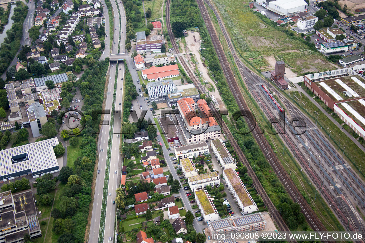 Vue aérienne de HD-Bahnstadt, tour de char à le quartier Bahnstadt in Heidelberg dans le département Bade-Wurtemberg, Allemagne