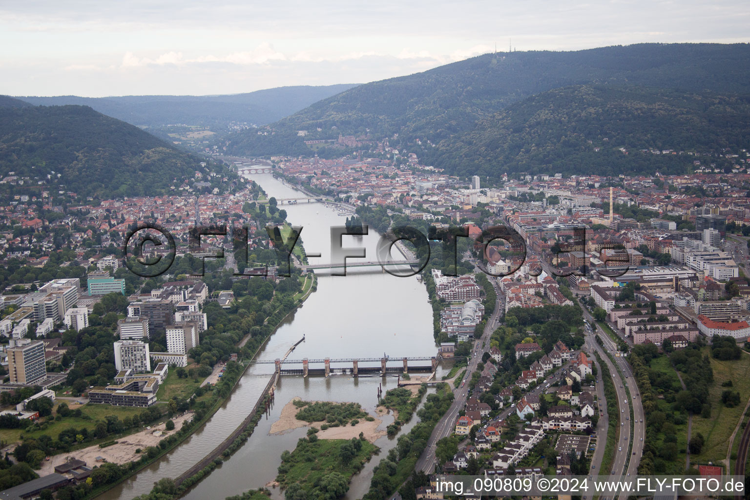 Vue aérienne de Neckar et Neuenheim à le quartier Neuenheim in Heidelberg dans le département Bade-Wurtemberg, Allemagne