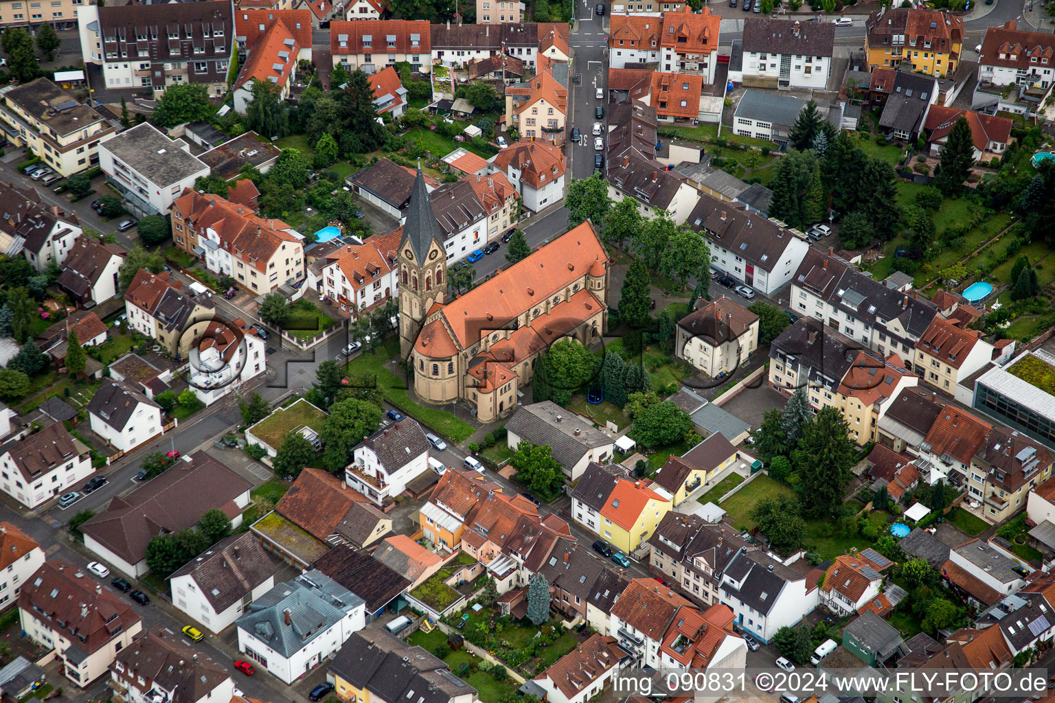 Vue aérienne de Église catholique Saint-Pierre à le quartier Kirchheim in Heidelberg dans le département Bade-Wurtemberg, Allemagne