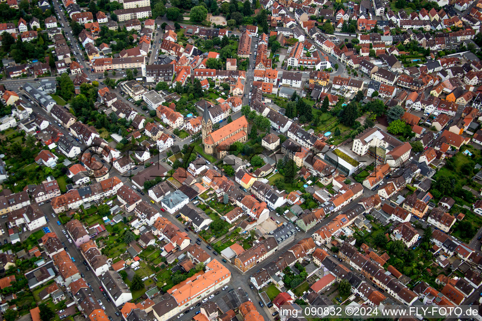 Vue aérienne de Église catholique Saint-Pierre à le quartier Kirchheim in Heidelberg dans le département Bade-Wurtemberg, Allemagne