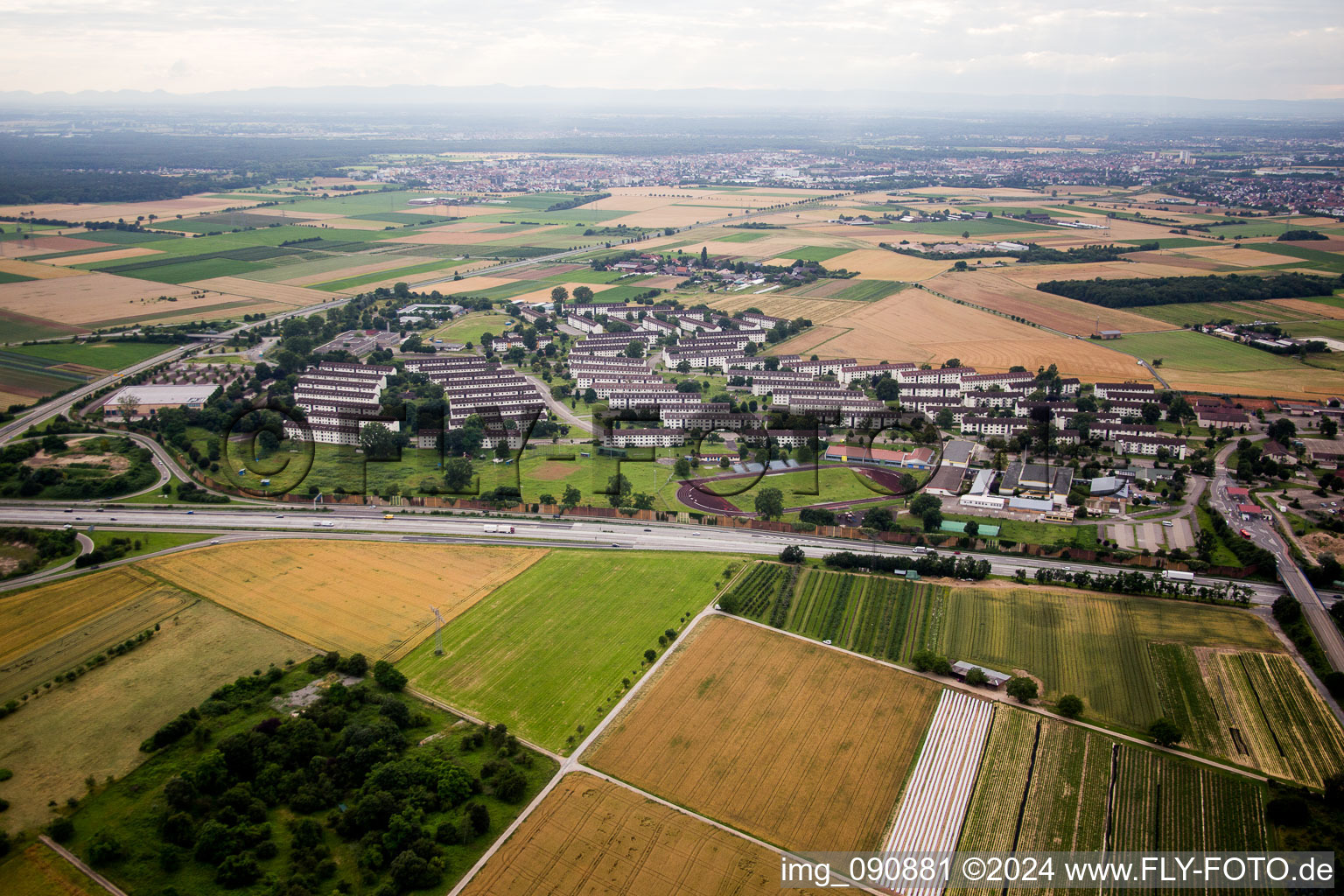 Vue aérienne de Maison d'accueil pour réfugiés et logement pour demandeurs d'asile, établissement de premier accueil du Land de Bade-Wurtemberg dans le quartier Patrick-Henry-Village à le quartier Patrick Henry Village in Heidelberg dans le département Bade-Wurtemberg, Allemagne