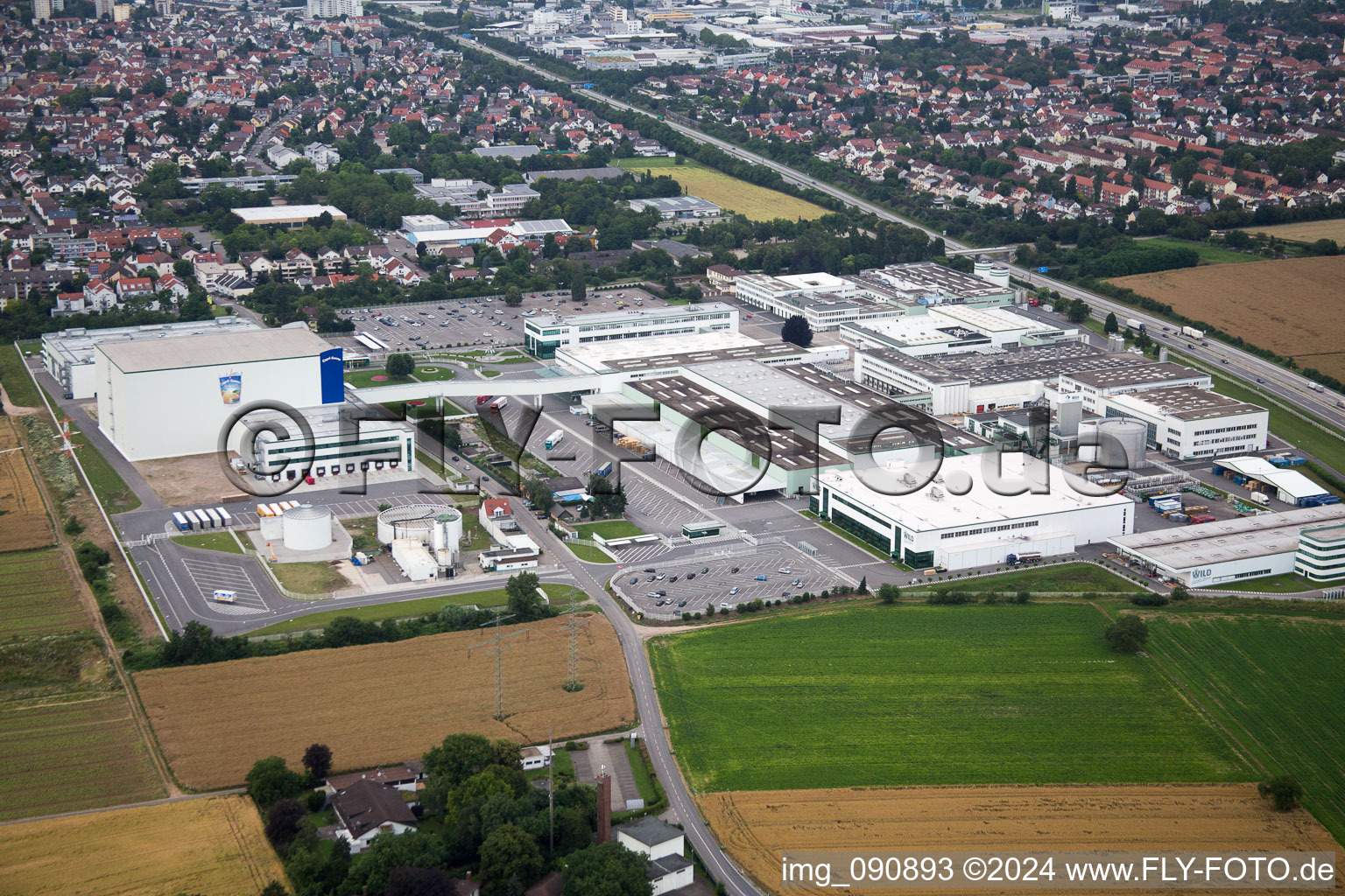 Vue aérienne de Locaux de l'usine Rudolf Wild GmbH & Co. KG (Capri-Sonne) à Eppelheim dans le département Bade-Wurtemberg, Allemagne