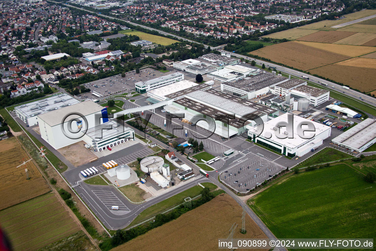 Vue aérienne de Locaux de l'usine Rudolf Wild GmbH & Co. KG (Capri-Sonne) à Eppelheim dans le département Bade-Wurtemberg, Allemagne