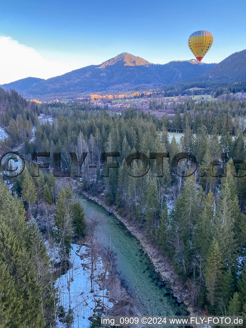 Vue aérienne de Montgolfière au-dessus de la rivière Jachen à le quartier Winkel in Lenggries dans le département Bavière, Allemagne