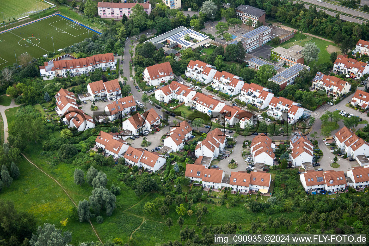 Vue aérienne de Quartier Wilhelm-Peters-Straße dans la zone urbaine à le quartier Rheinau in Mannheim dans le département Bade-Wurtemberg, Allemagne