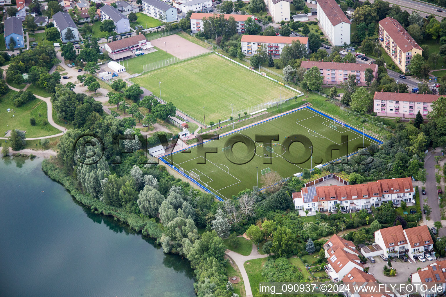 Vue aérienne de Terrain de sport et terrain de football du SV Rot-Weiß au bord du lac Rheinauer See à le quartier Rheinau in Mannheim dans le département Bade-Wurtemberg, Allemagne