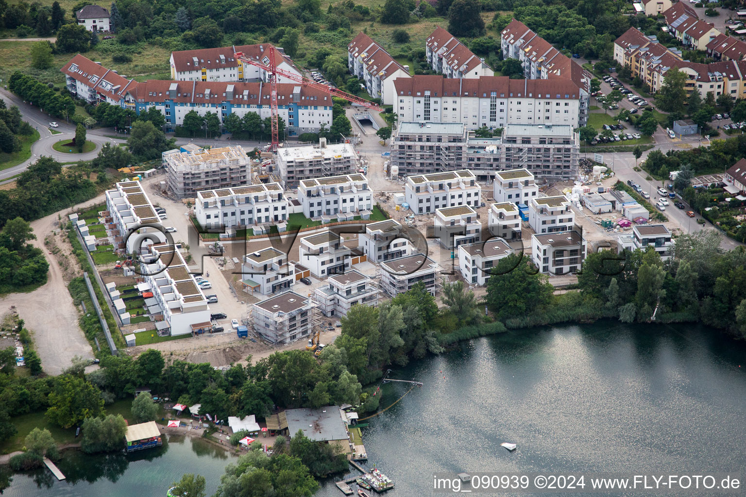 Vue aérienne de Nouvelle zone de développement Atterseestrasse au bord du Rheinauer See à le quartier Rheinau in Mannheim dans le département Bade-Wurtemberg, Allemagne