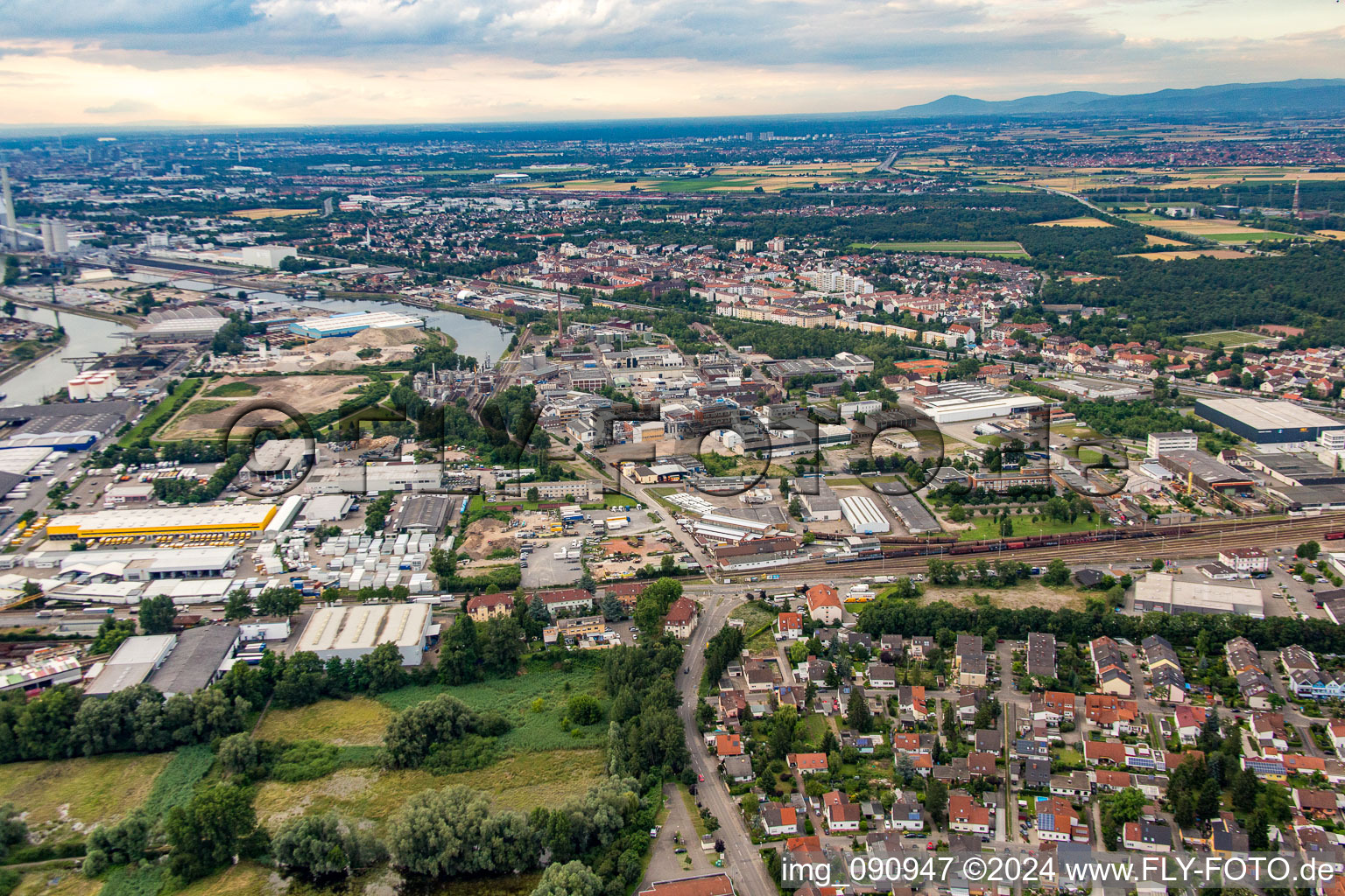 Photographie aérienne de Rheinauhafen à le quartier Rheinau in Mannheim dans le département Bade-Wurtemberg, Allemagne