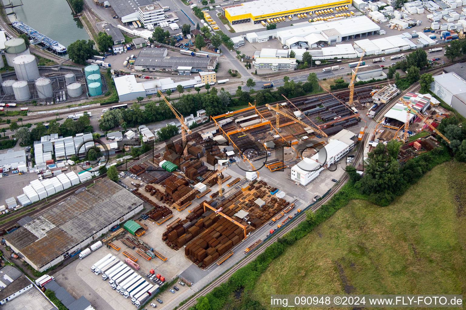 Vue aérienne de Locaux de l'entreprise Baustahl-Armierungsgesellschaft Mannheim mbH avec halls, bâtiments d'entreprise et installations de production à le quartier Rheinau in Mannheim dans le département Bade-Wurtemberg, Allemagne