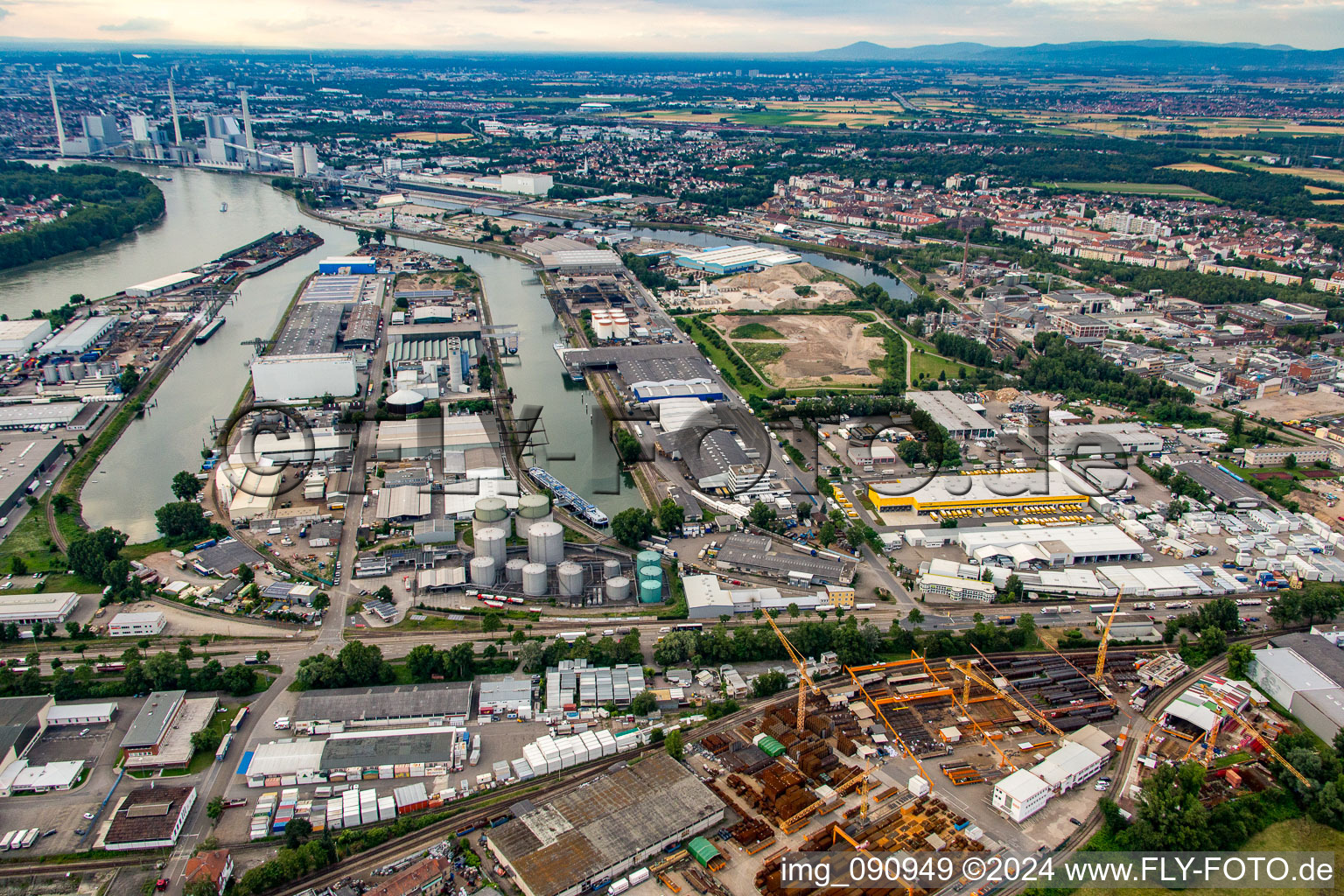 Vue aérienne de Port à le quartier Rheinau in Mannheim dans le département Bade-Wurtemberg, Allemagne