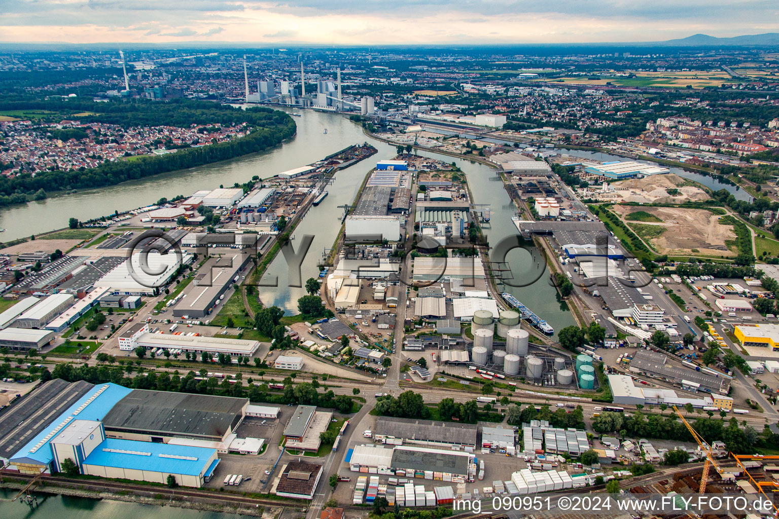 Vue aérienne de Port à le quartier Rheinau in Mannheim dans le département Bade-Wurtemberg, Allemagne