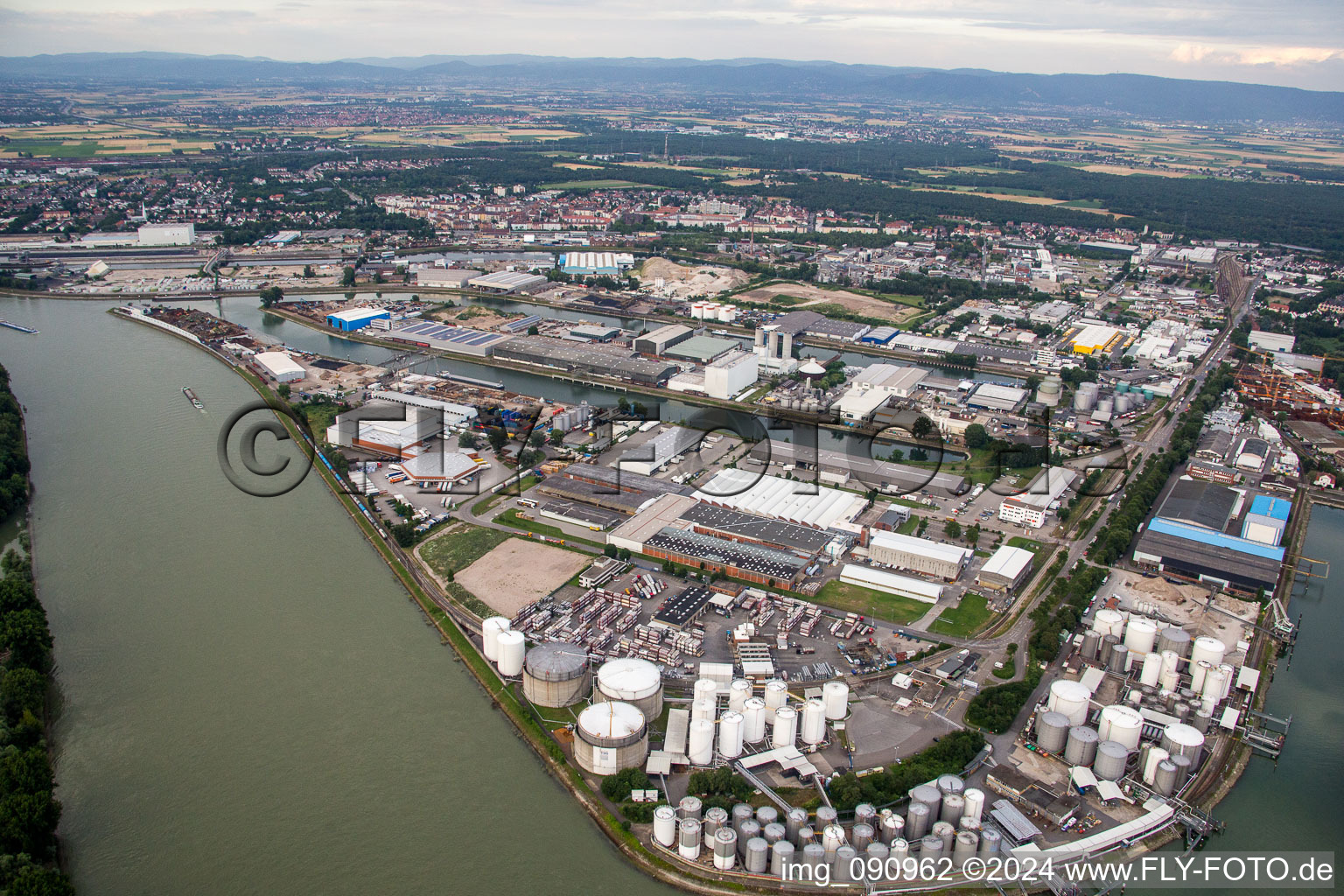 Vue aérienne de Installations de quai et postes d'amarrage pour navires dans le bassin du port intérieur de Rheinauhafen sur le Rhin à le quartier Rheinau in Mannheim dans le département Bade-Wurtemberg, Allemagne