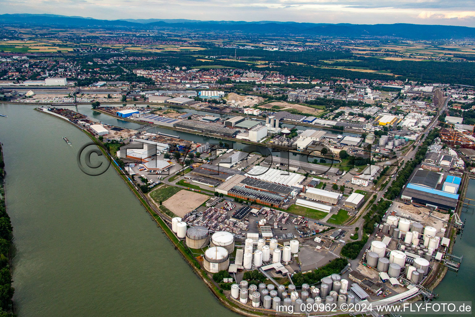 Vue aérienne de Installations de quai et postes d'amarrage pour navires dans le bassin du port intérieur de Rheinauhafen sur le Rhin à le quartier Rheinau in Mannheim dans le département Bade-Wurtemberg, Allemagne