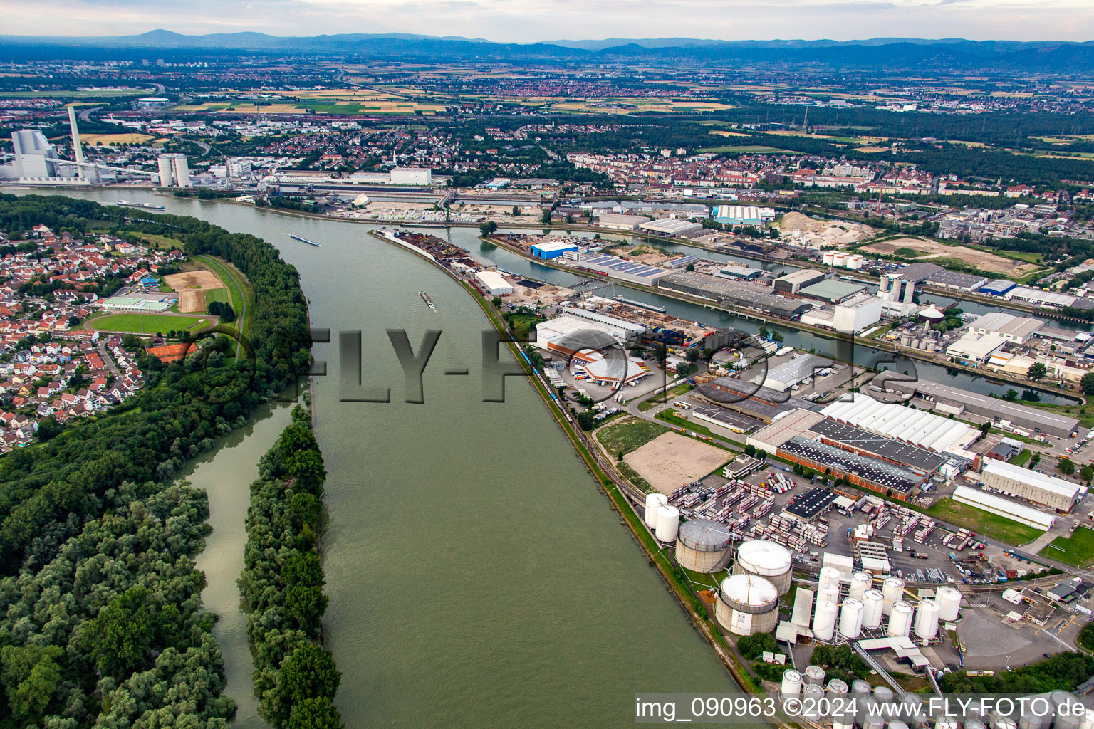 Rheinauhafen à le quartier Rheinau in Mannheim dans le département Bade-Wurtemberg, Allemagne vue d'en haut