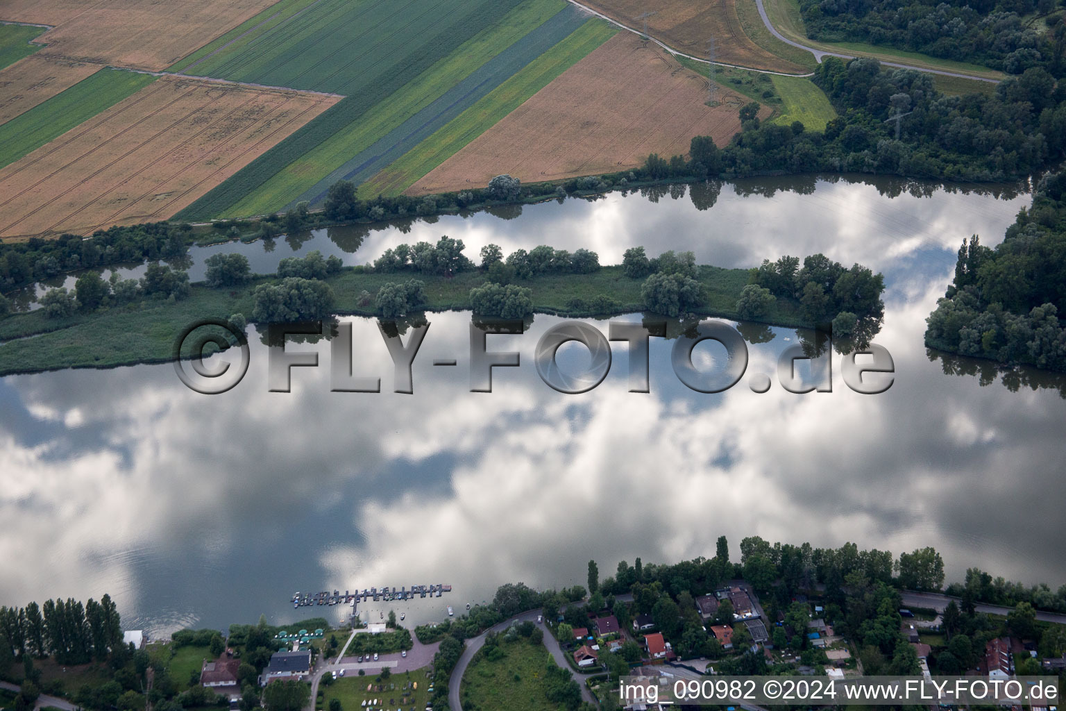 Adriatique bleue à Altrip dans le département Rhénanie-Palatinat, Allemagne depuis l'avion