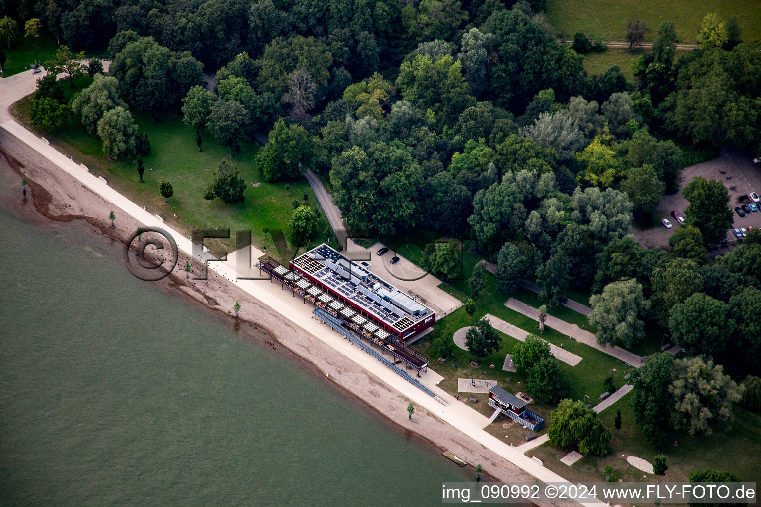 Vue aérienne de Zones riveraines sur la plage de sable du Lido du Rhin à le quartier Niederfeld in Mannheim dans le département Bade-Wurtemberg, Allemagne