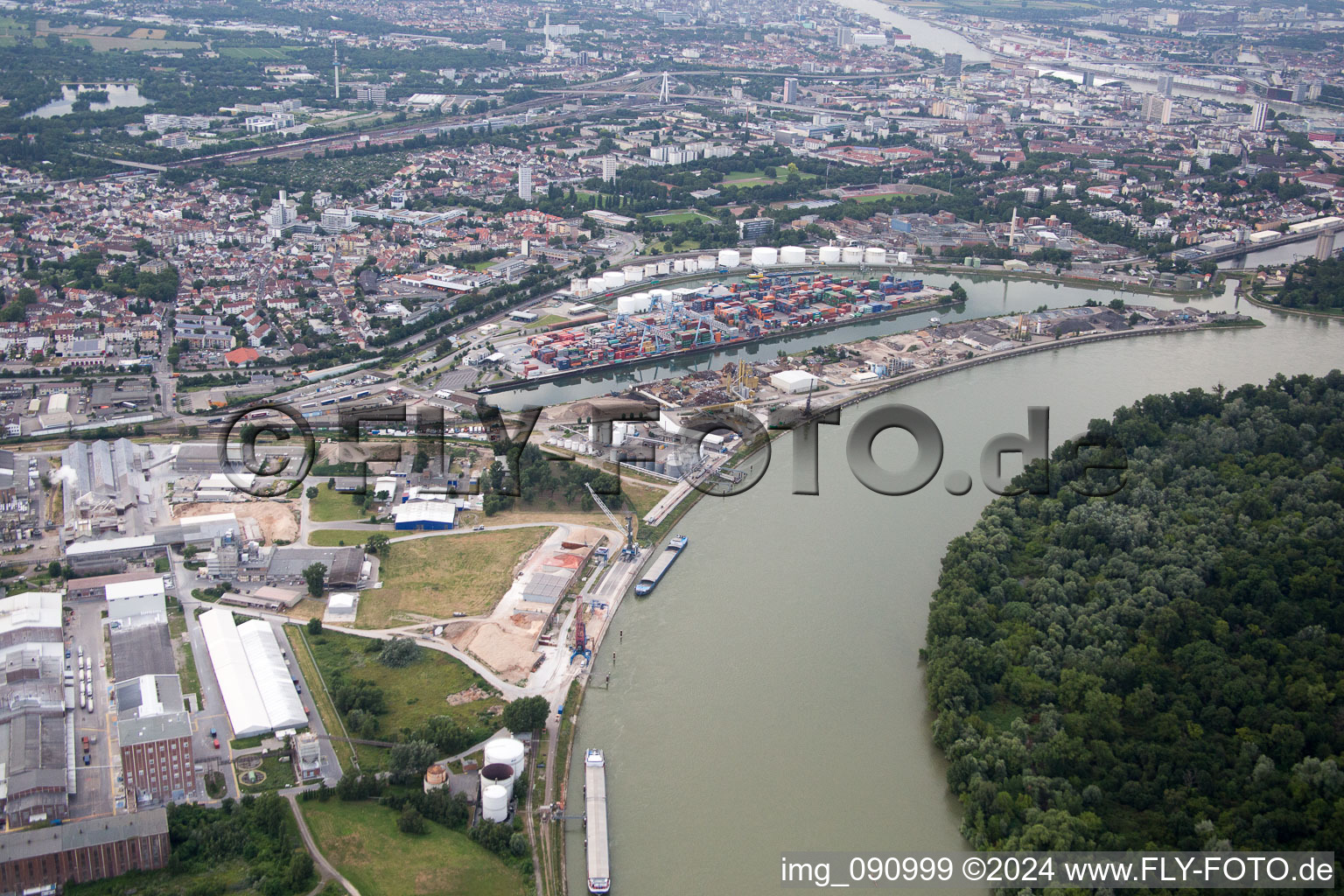 Vue aérienne de Kaiserwörthhafen à le quartier Mundenheim in Ludwigshafen am Rhein dans le département Rhénanie-Palatinat, Allemagne