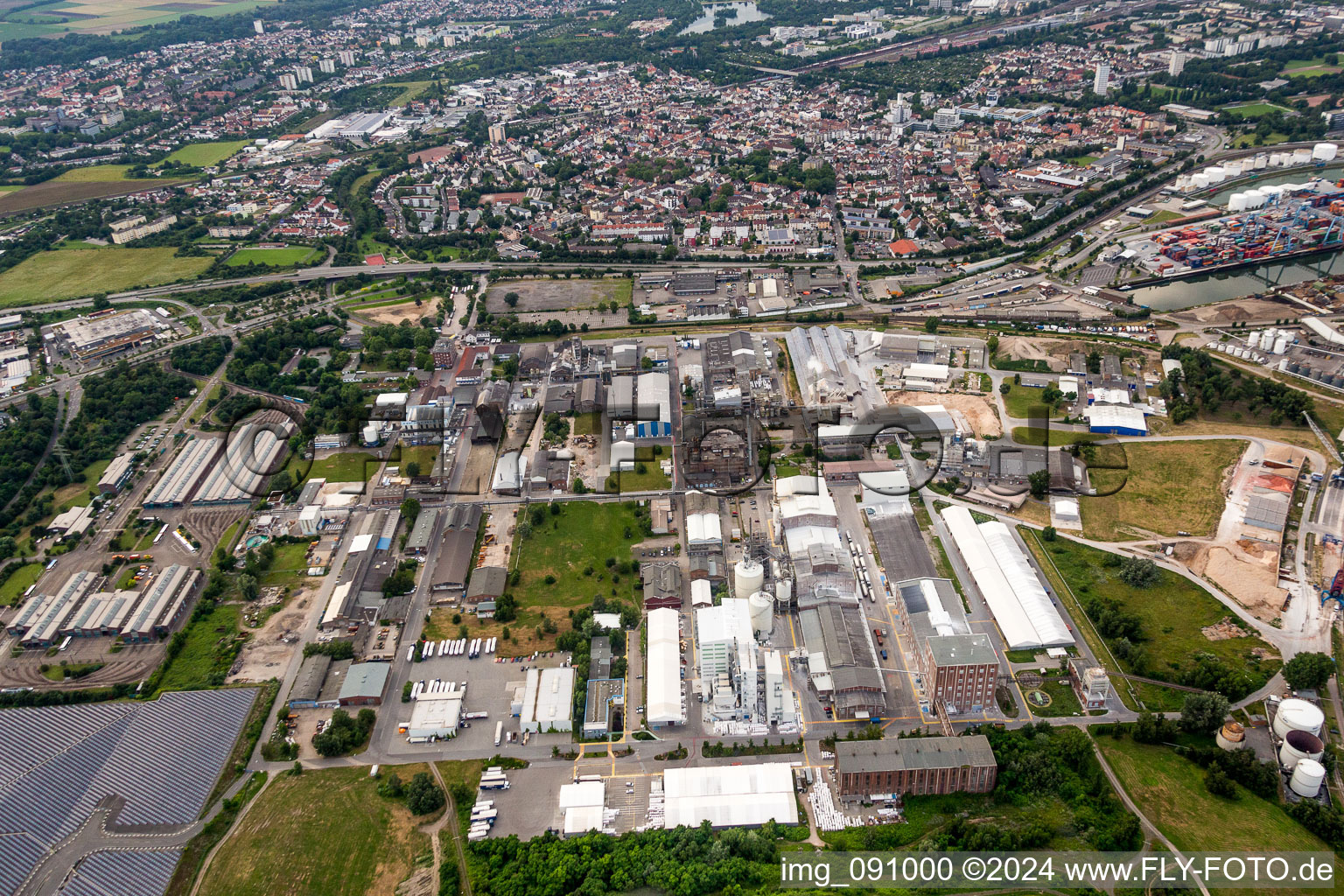 Vue aérienne de Installations techniques dans la zone industrielle d'ICL Germany Ludwigshafen / ICL Fertilizers Deutschland GmbH à le quartier Rheingönheim in Ludwigshafen am Rhein dans le département Rhénanie-Palatinat, Allemagne