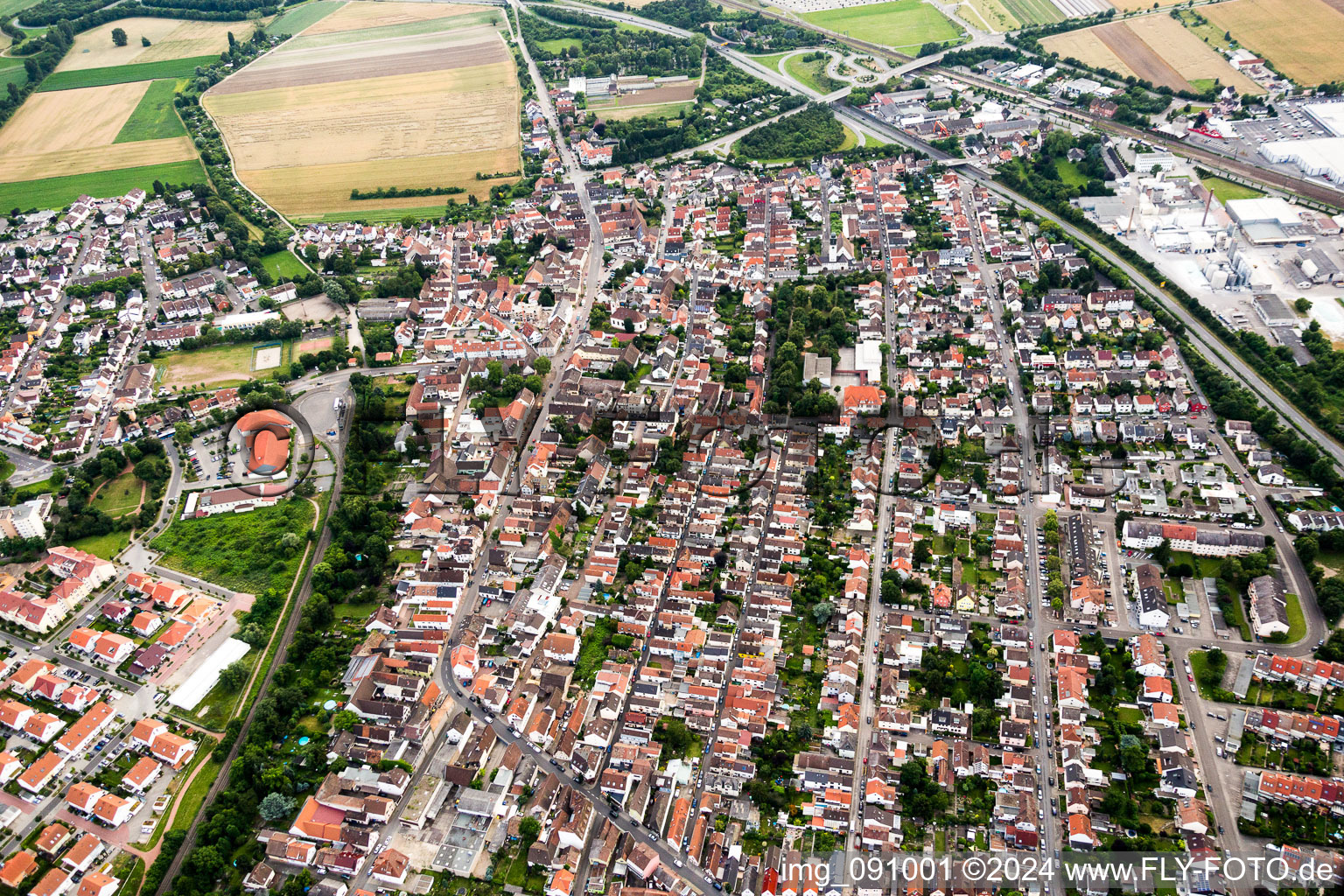 Vue aérienne de Vue des rues et des maisons des quartiers résidentiels à le quartier Rheingönheim in Ludwigshafen am Rhein dans le département Rhénanie-Palatinat, Allemagne