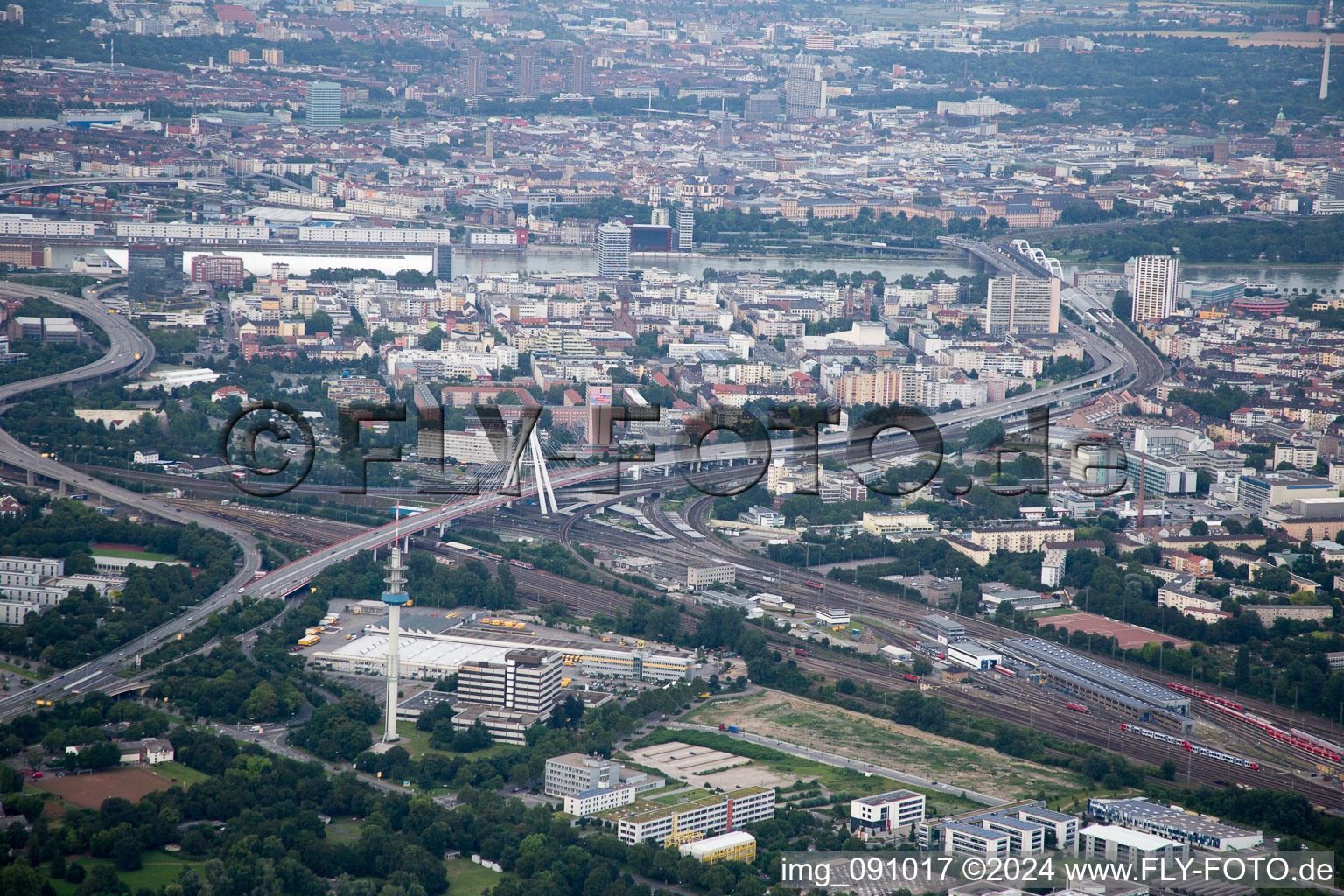 Vue aérienne de Station de métro à le quartier Mundenheim in Ludwigshafen am Rhein dans le département Rhénanie-Palatinat, Allemagne