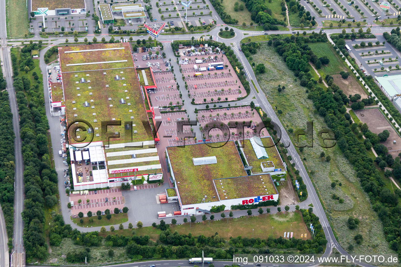 Vue aérienne de Bâtiment et parking de la quincaillerie BAUHAUS Ludwigshafen et Roller Möbel - Ludwigshafen (Oggersheim) à le quartier Oggersheim in Ludwigshafen am Rhein dans le département Rhénanie-Palatinat, Allemagne