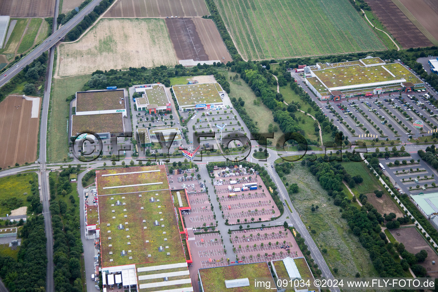 Vue aérienne de Bauhaus à le quartier Oggersheim in Ludwigshafen am Rhein dans le département Rhénanie-Palatinat, Allemagne