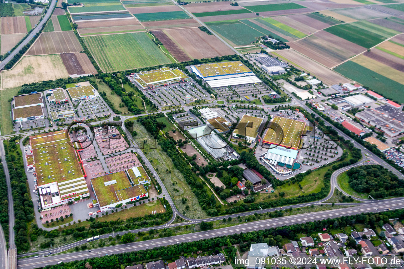 Vue aérienne de Bâtiment et parking de la quincaillerie BAUHAUS Ludwigshafen et Roller Möbel - Ludwigshafen (Oggersheim) à le quartier Oggersheim in Ludwigshafen am Rhein dans le département Rhénanie-Palatinat, Allemagne