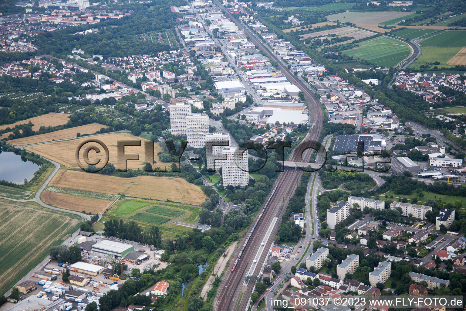 Vue aérienne de Rue industrielle à le quartier Friesenheim in Ludwigshafen am Rhein dans le département Rhénanie-Palatinat, Allemagne