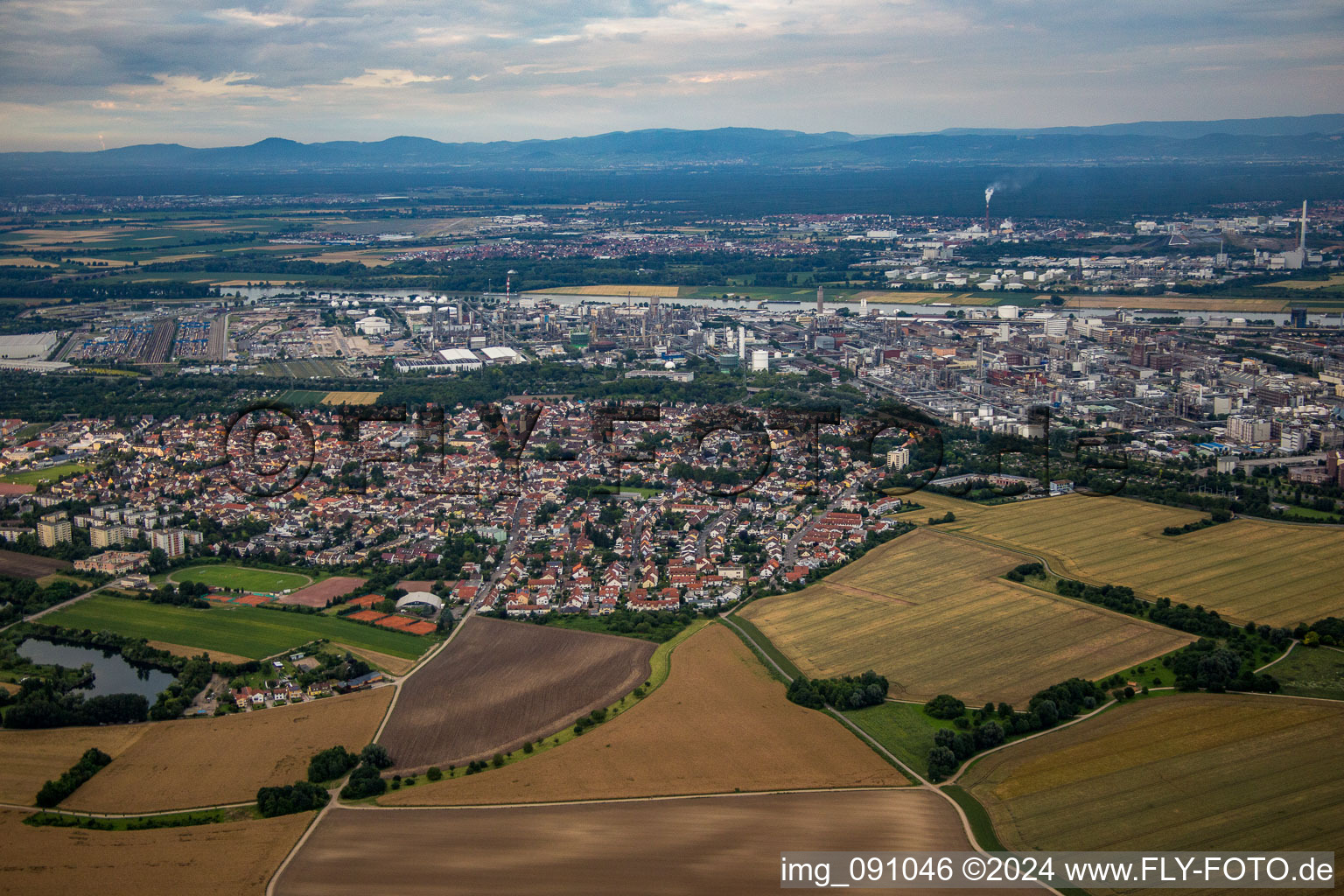 Quartier Oppau in Ludwigshafen am Rhein dans le département Rhénanie-Palatinat, Allemagne vue d'en haut