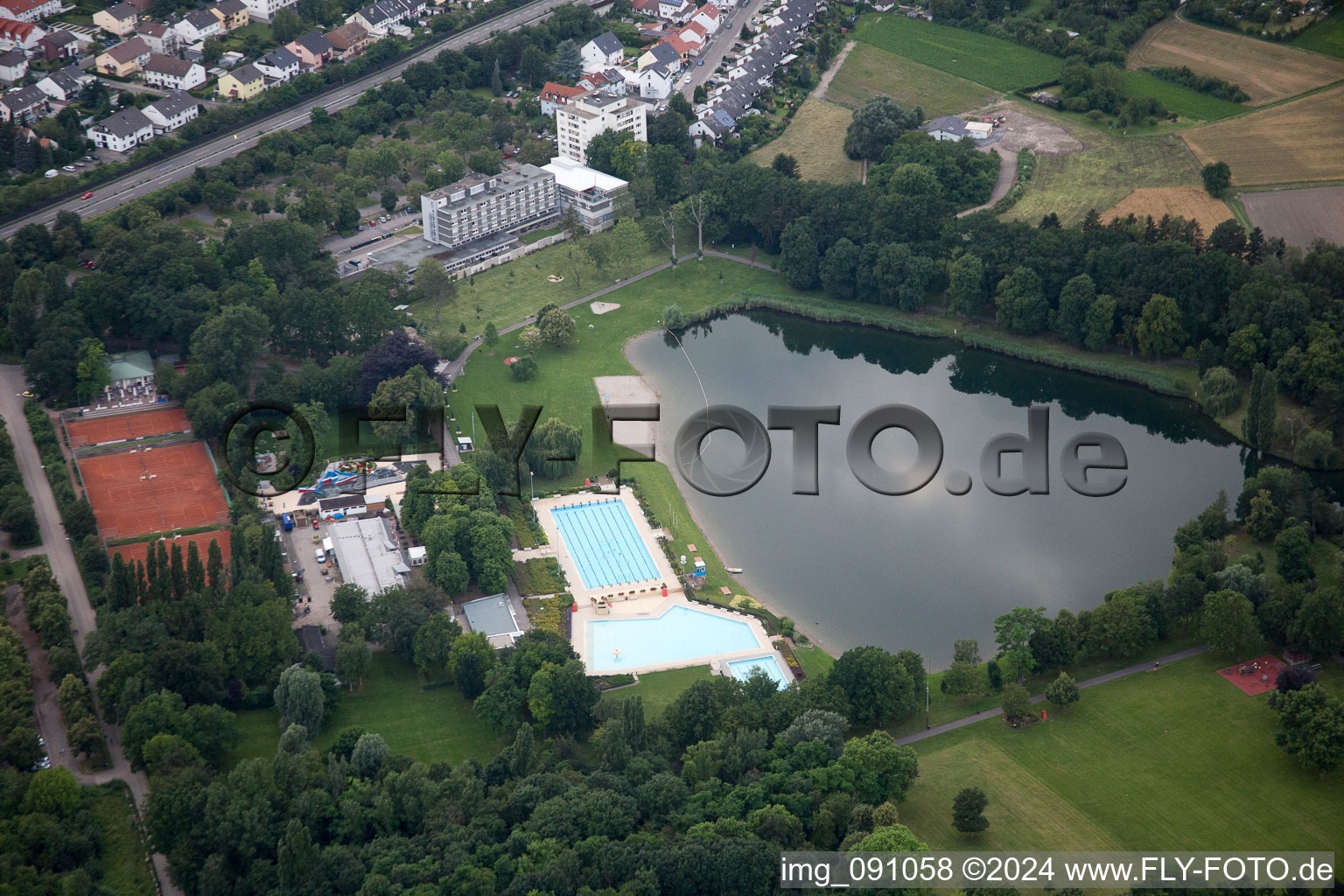 Vue aérienne de Bain de plage à Frankenthal dans le département Rhénanie-Palatinat, Allemagne