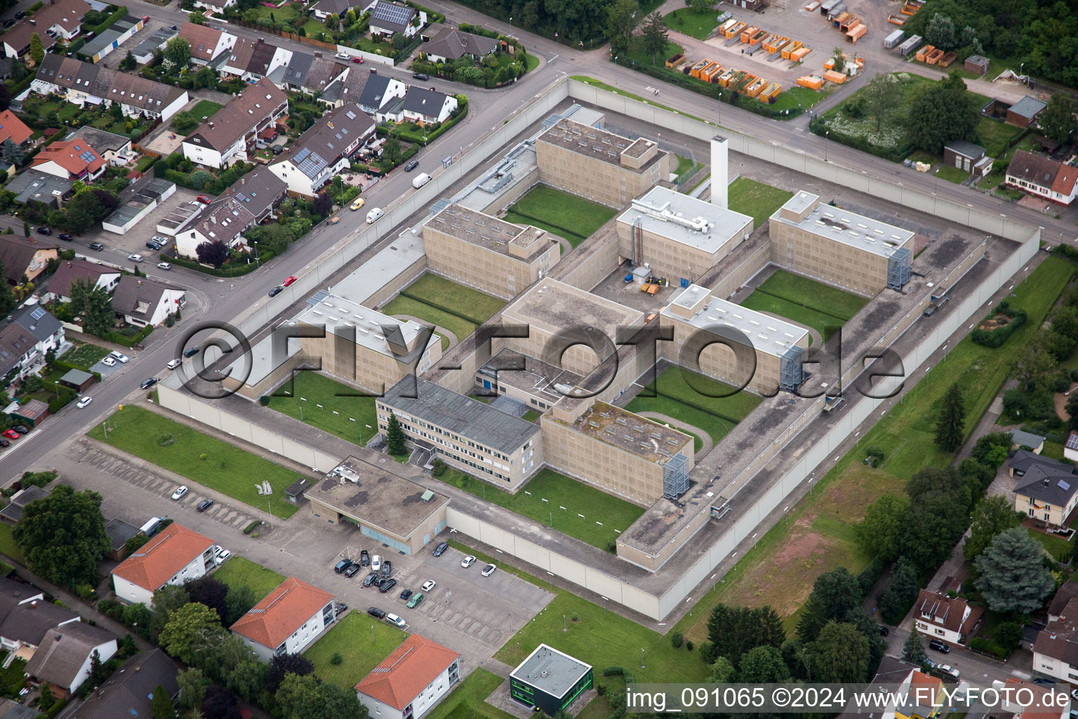 Vue aérienne de Zone de l'établissement correctionnel Frankenthal (Palatinat) entourée d'une clôture de sécurité à Frankenthal dans le département Rhénanie-Palatinat, Allemagne