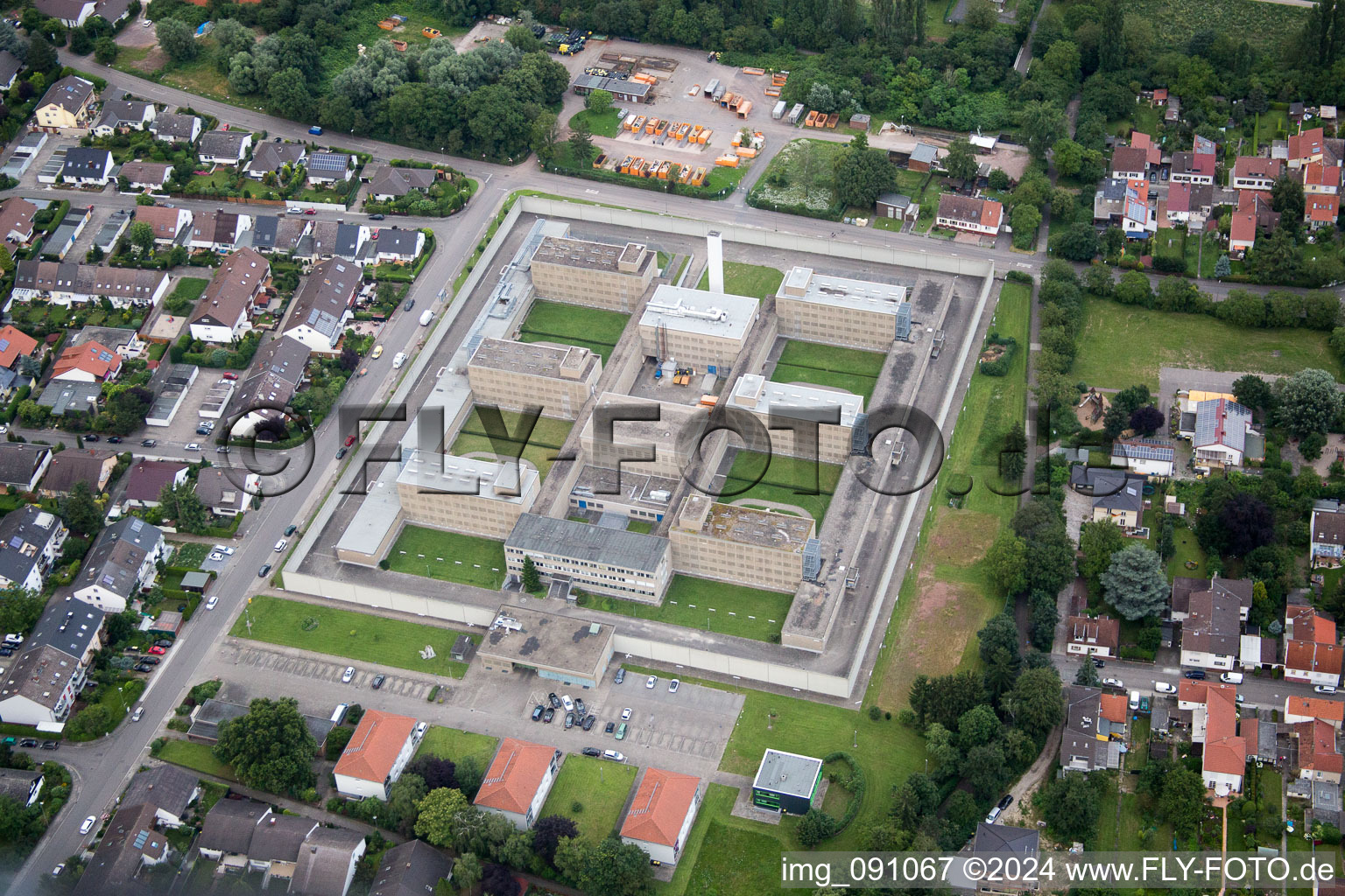 Vue aérienne de Zone de l'établissement correctionnel Frankenthal (Palatinat) entourée d'une clôture de sécurité à Frankenthal dans le département Rhénanie-Palatinat, Allemagne