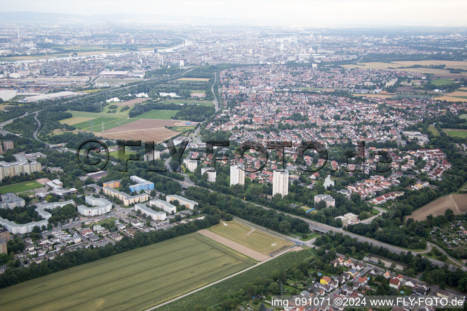 Quartier Edigheim in Ludwigshafen am Rhein dans le département Rhénanie-Palatinat, Allemagne hors des airs