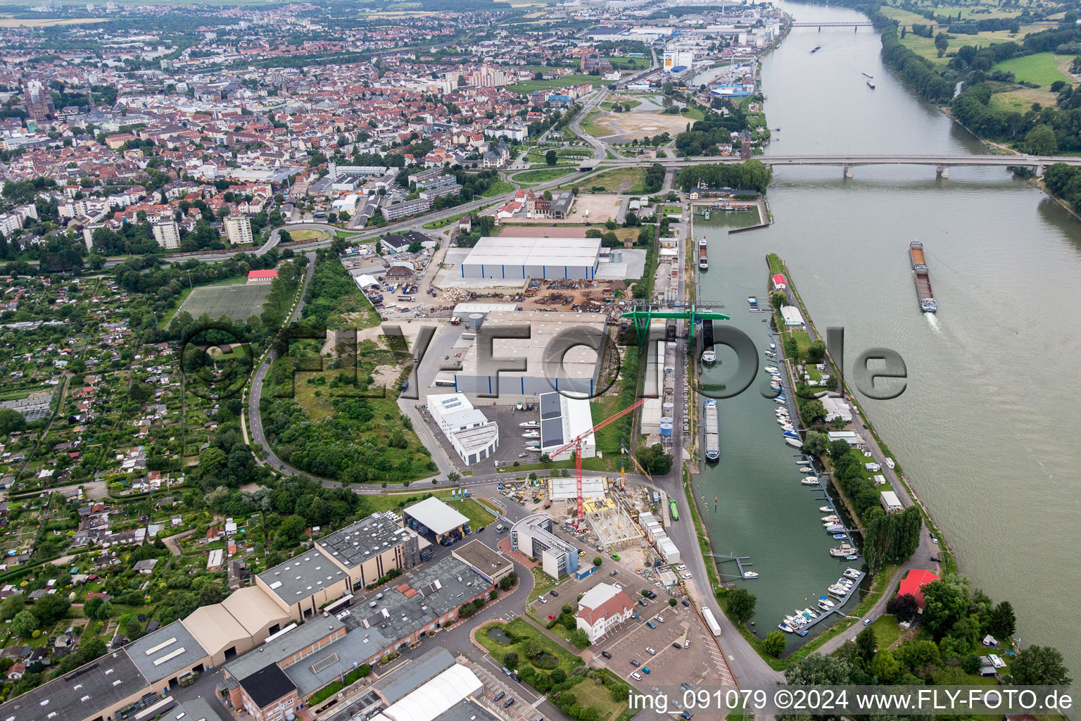 Vue aérienne de Installations de quai et postes d'amarrage pour navires sur le bassin portuaire du port intérieur de Floßhafen sur le Rhin à Worms dans le département Rhénanie-Palatinat, Allemagne