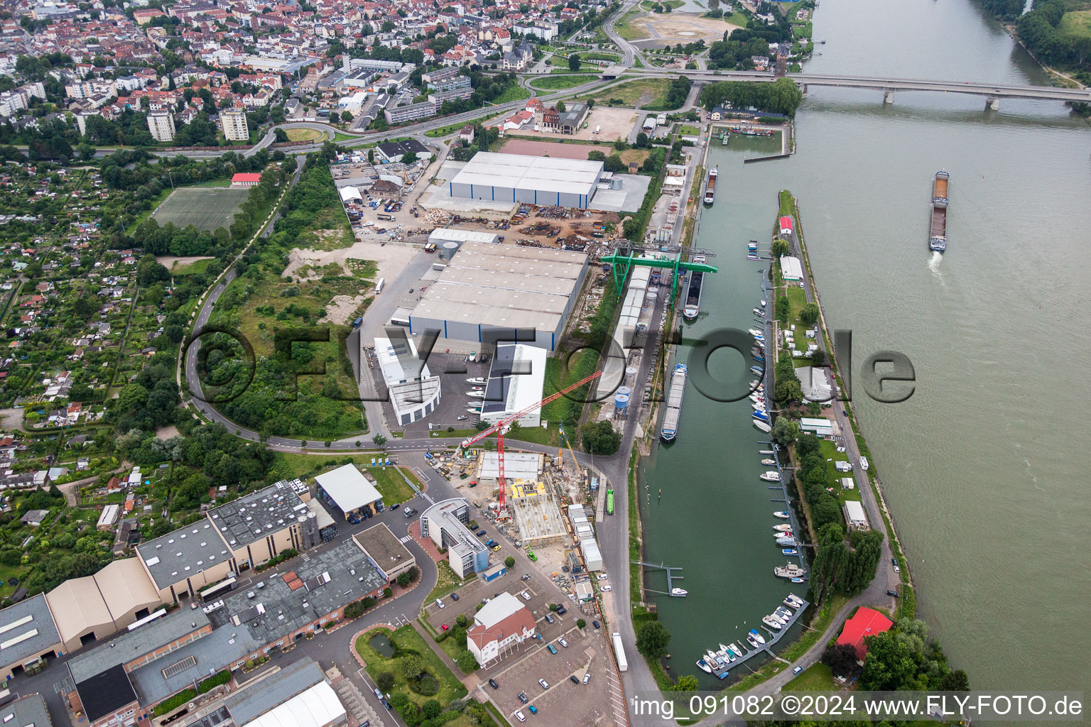 Vue aérienne de Installations de quai et postes d'amarrage pour navires sur le bassin portuaire du port intérieur de Floßhafen sur le Rhin à Worms dans le département Rhénanie-Palatinat, Allemagne