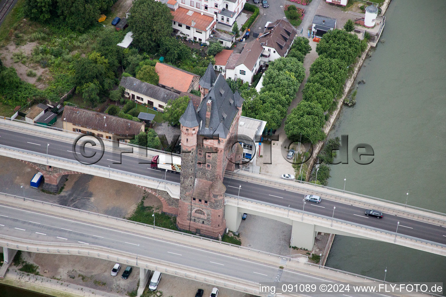 Vue aérienne de Pont des Nibelungen sur le Rhin à Worms dans le département Rhénanie-Palatinat, Allemagne