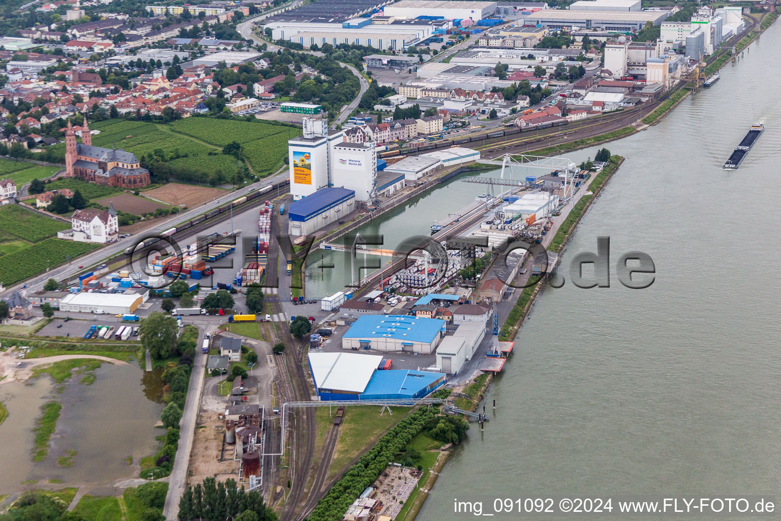 Vue aérienne de Installations de quai et postes d'amarrage pour navires sur le bassin portuaire du port intérieur de Rhénanie Worms AG sur le Rhin à Worms dans le département Rhénanie-Palatinat, Allemagne