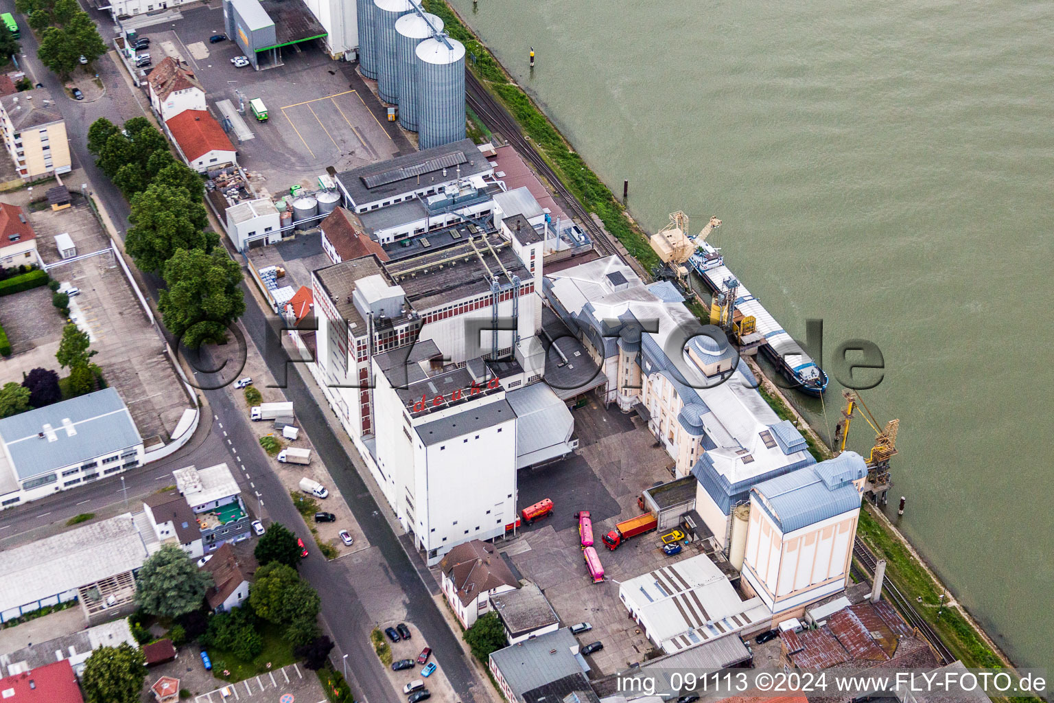 Vue aérienne de Locaux de l'usine du producteur chimique Trumpler GmbH & Co. KG, usine chimique au bord du Rhin à Worms dans le département Rhénanie-Palatinat, Allemagne