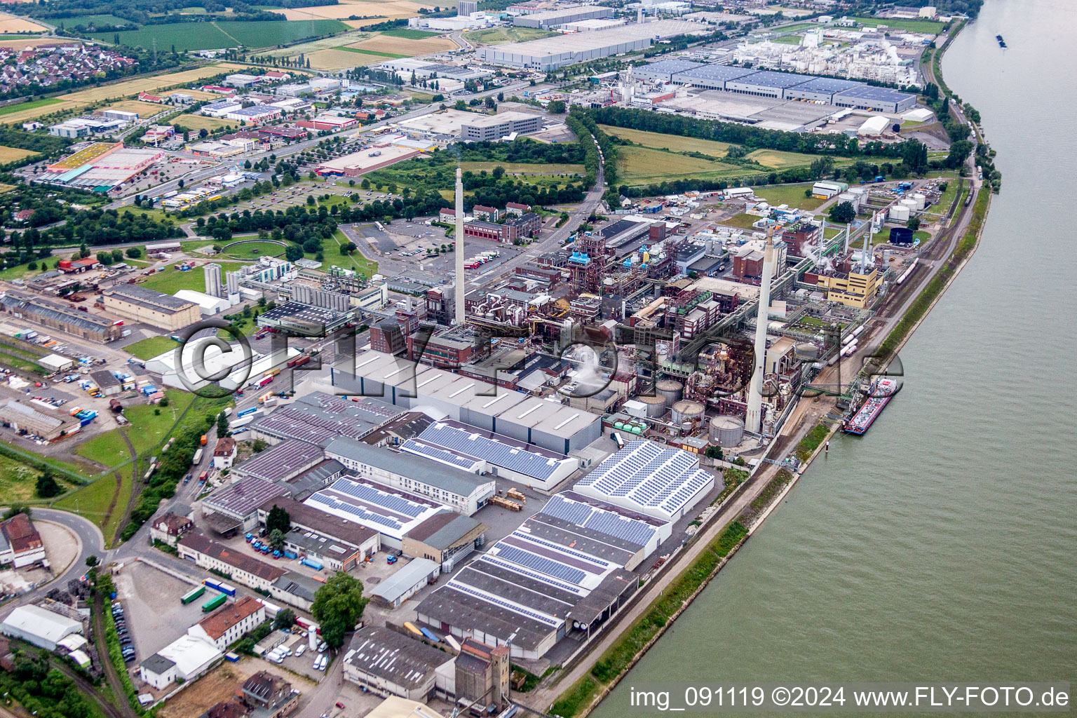 Vue aérienne de Locaux de l'usine du fabricant de produits chimiques Evonik à Worms dans le département Rhénanie-Palatinat, Allemagne